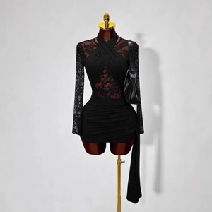 Robe moulante noire sexy avec manches en dentelle, décolleté licou et détails froncés