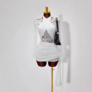 Mini robe blanche à manches longues en dentelle avec décolleté licou et détails froncés