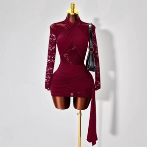 Robe moulante rouge vin sexy avec manches en dentelle et détails froncés sur mannequin