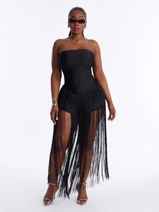 Elegante body nero senza spalline con lunghe frange e pantaloncini aderenti abbinati