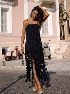Schlankes schwarzes Kleid mit Polka-Dot-Quasten, hoher Taille und unregelmäßigem Saum