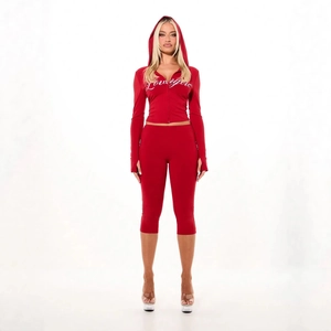 Ensemble de survêtement rouge ajusté pour femme avec haut à capuche et leggings