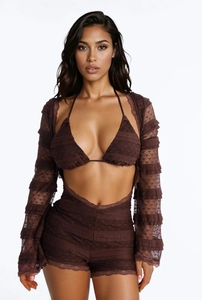 Détail de l'ensemble bikini trois pièces en dentelle marron café avec texture plissée