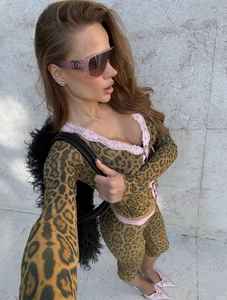 Nahaufnahme des Leoparden-Sets mit rosa Spitzenbesatz auf hochelastischem Stoff