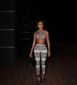 Detailansicht von Neckholder-Crop-Top und Leggings mit Schlangenmuster im Set
