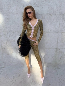 Details des modischen Leopard-Print-Sets mit rosa Spitzenbesatz und figurbetonter Hose