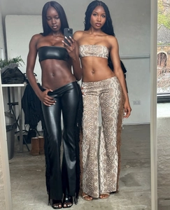Detail von trägerlosem Bandeau-Top und Schlaghose mit seitlichen Fransenverzierung