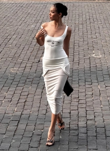 Détail de la robe blanche sans manches montrant l'imprimé IMBOSS et la poche taille