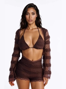 Ensemble bikini 3 pièces en dentelle marron foncé avec haut licou, short et cache-maillot