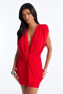 Détail de la robe courte rouge sans manches avec décolleté en V et plis froncés