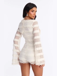 Combishort élégant en dentelle blanche avec col en V profond et larges manches cloches