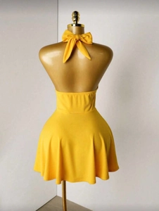 Elegantes leuchtend gelbes Neckholder-Rückenfrei-Kleid mit großer Schleife und Falten