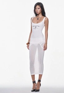 Détail de l'imprimé sur une robe blanche moulante sans manches au style moderne et minimaliste