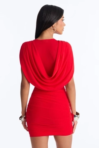 Détail d'une robe courte rouge drapée montrant le dos nu bénitier et la coupe ajustée