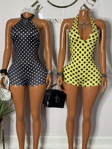 Dettagli di tutine americane con stampa a pois nero e giallo e vestibilità slim