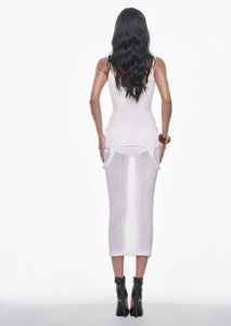 Détail du dos d'une robe blanche slim deux pièces avec des crochets vintage