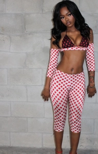 Detailansicht des dreiteiligen roten Polka-Dot-Bikini-Sets mit Neckholder-Top und Capri-Hose