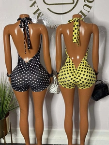 Dettaglio di pagliaccetti con scollo all'americana a pois in nero e giallo