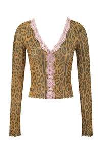 Nahaufnahme von Leoparden-Mesh-Top mit rosa Spitzenbesatz und Perlenknopf-Details