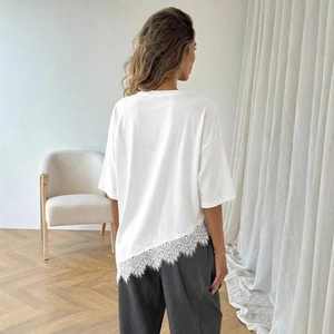 Minimalist white short-sleeved T-shirt with elegant lace hem patchwork for women