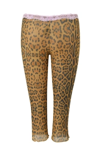 Detail der Caprihose mit Leopardenmuster und rosa Spitzenbesatz am elastischen Bund