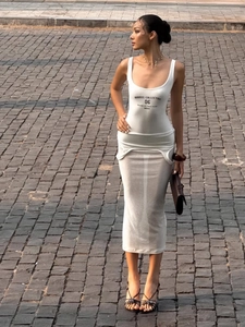 Robe midi blanche sans manches à la coupe ajustée avec imprimé lettres et superpositions