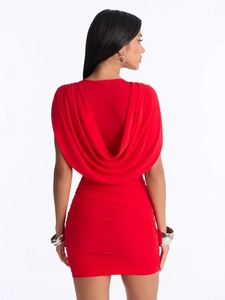 Robe rouge sans manches à dos bénitier élégante avec détails drapés et coupe ajustée