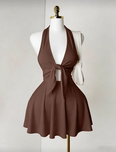 Detailansicht Braunes Neckholder-Kleid mit V-Ausschnitt, Schleife und Taillen-Ausschnitt