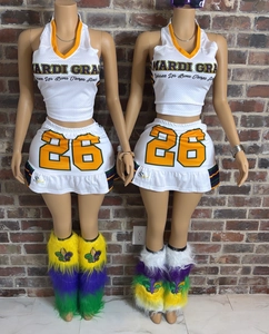 Dettagli del top a sottoveste Mardi Gras e gonna a pieghe con numero 26 e scaldamuscoli