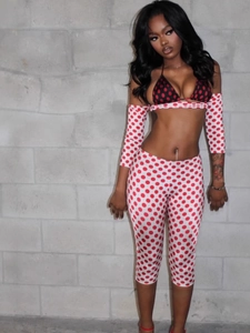 Dreiteiliges Polka-Dot-Set mit Neckholder-Bikini-Top und Leggings an einem Model