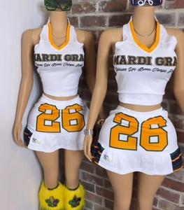 Dettaglio del set sportivo Mardi Gras in mesh con top all'americana e gonna a pieghe 26