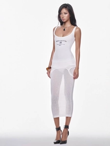 Robe débardeur blanche ajustée avec imprimé lettres et jupe transparente style moderne