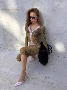 Modisches Leoparden-Set zweiteilig mit rosa Spitzenbesatz und schmaler Hose