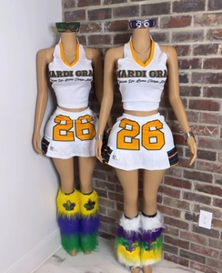 Dettaglio dell'outfit da cheerleader Mardi Gras con gonna stampa 26 e scaldamuscoli in ecopelliccia