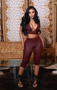 Vue détaillée de l'ensemble deux pièces pour femme à pois rouges et noirs avec short