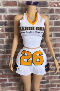 Dettaglio del completo a due pezzi in mesh bianca con stampa MARDI GRAS e strisce