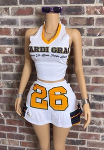 Dettaglio del set top halter in mesh e minigonna Mardi Gras con stampa sportiva numero 26