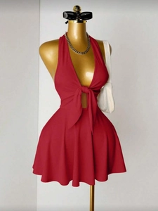Rotes Neckholder-Kleid mit V-Ausschnitt, Taillenbindung und A-Linien-Schnitt für den Sommer