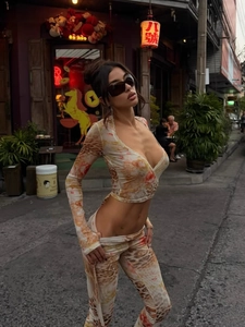 Chic two-piece women's set with V-neck crop top and pants in vintage baroque leopard print