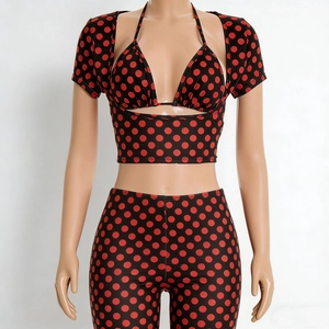 Détail d'ensemble deux pièces pour femme à pois rouges avec haut court et legging serré