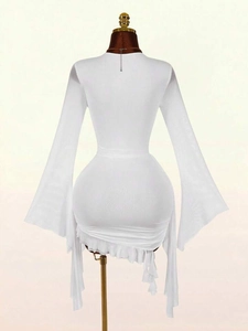 Weißes figurbetontes Kleid mit Rüschensaum und ausgestellten Ärmeln, Rückansicht