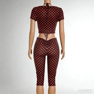 Vue arrière du haut court à pois avec laçage et legging froncé assorti