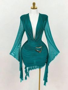 Detail von gerafftem dunkelgrünem Netz-Kleid mit tiefem V-Ausschnitt und Gold-Schnalle