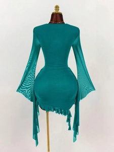 Seegrünes figurbetontes Netzkleid mit Glockenärmeln und Rüschensaum auf Schneiderpuppe