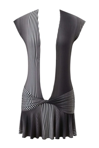 Détail d'une robe d'été rayée avec décolleté en V profond et nœud élégant à la taille