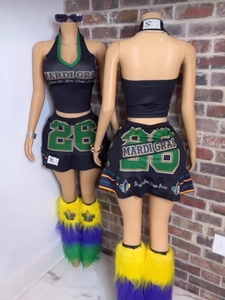 Completo Mardi Gras da donna con top all'americana, gonna corta e scaldamuscoli in pelliccia