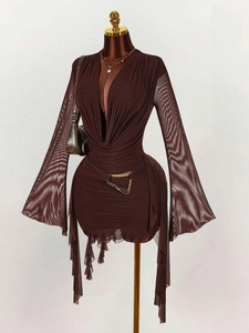 Dunkelbraunes Kleid mit tiefem V-Ausschnitt, Raffungen, Netzärmeln und Goldschnalle