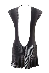 Détail du dos nu en U d'une robe à rayures avec des ourlets à volants élégants