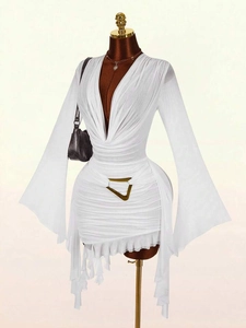 Weißes Kleid mit V-Ausschnitt, Trompetenärmeln und Goldschnalle am Mannequin