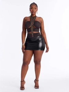 Top a lupetto sexy con borchie e minigonna in pelle nera per moda da club